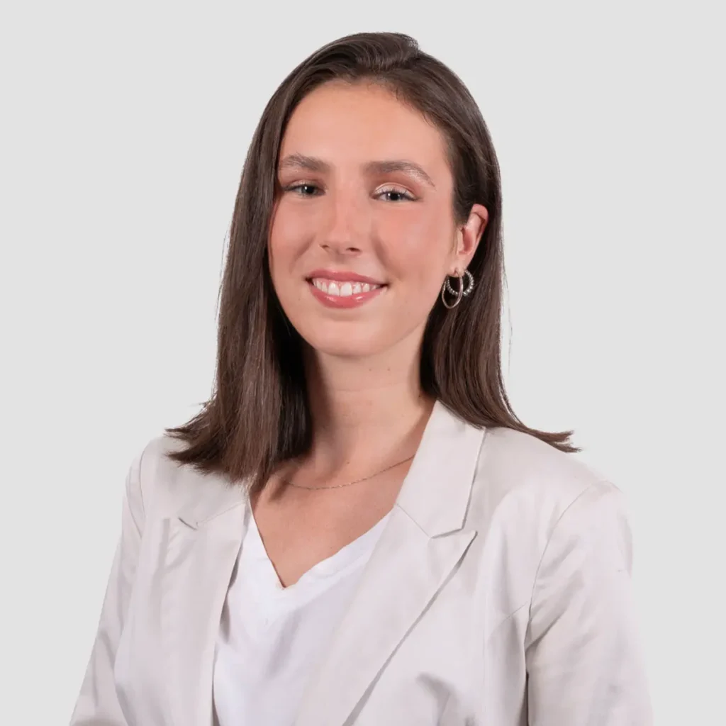 Portrait professionnel d’une femme souriante en blazer clair