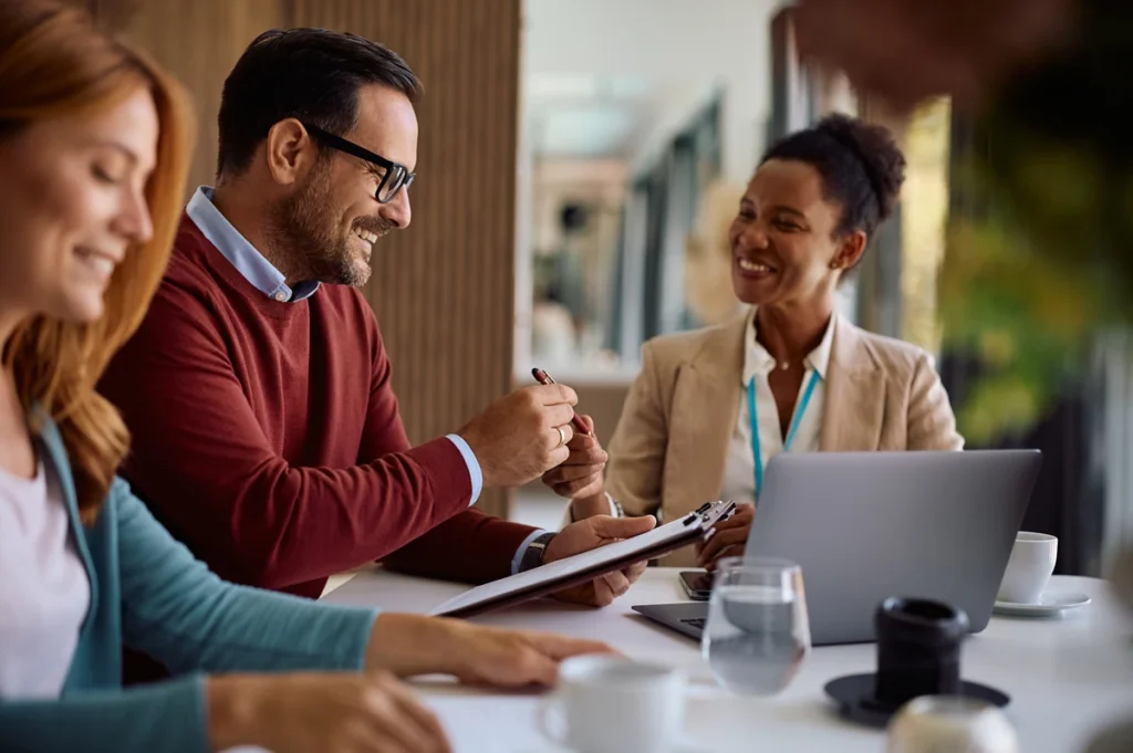 Entrepreneur prend des notes avec conseillère souriante