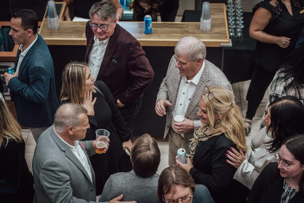 Groupe d’adultes discutant lors d’un événement convivial