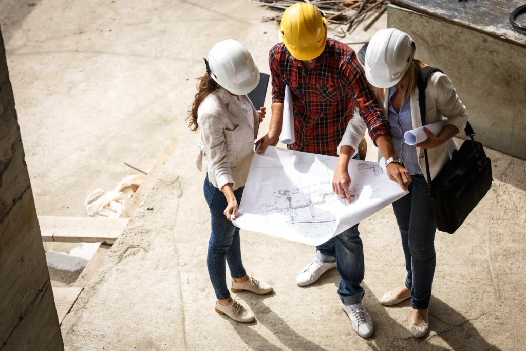 Architectes examinant des plans sur chantier