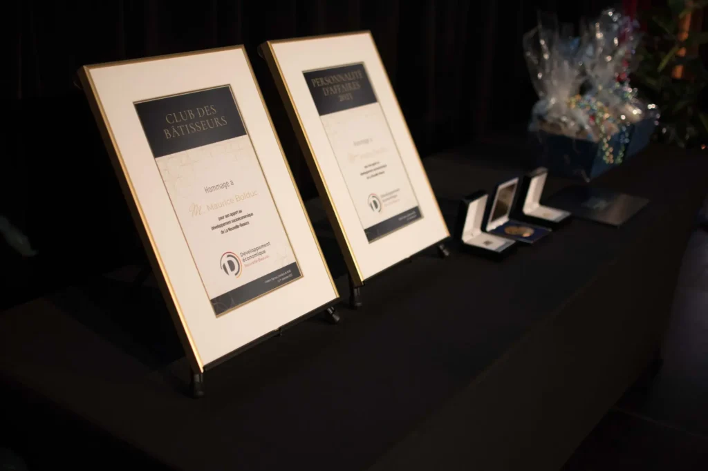 Certificats encadrés et médailles lors d’une cérémonie