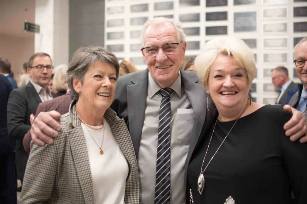 Trois seniors souriants lors d’un événement convivial