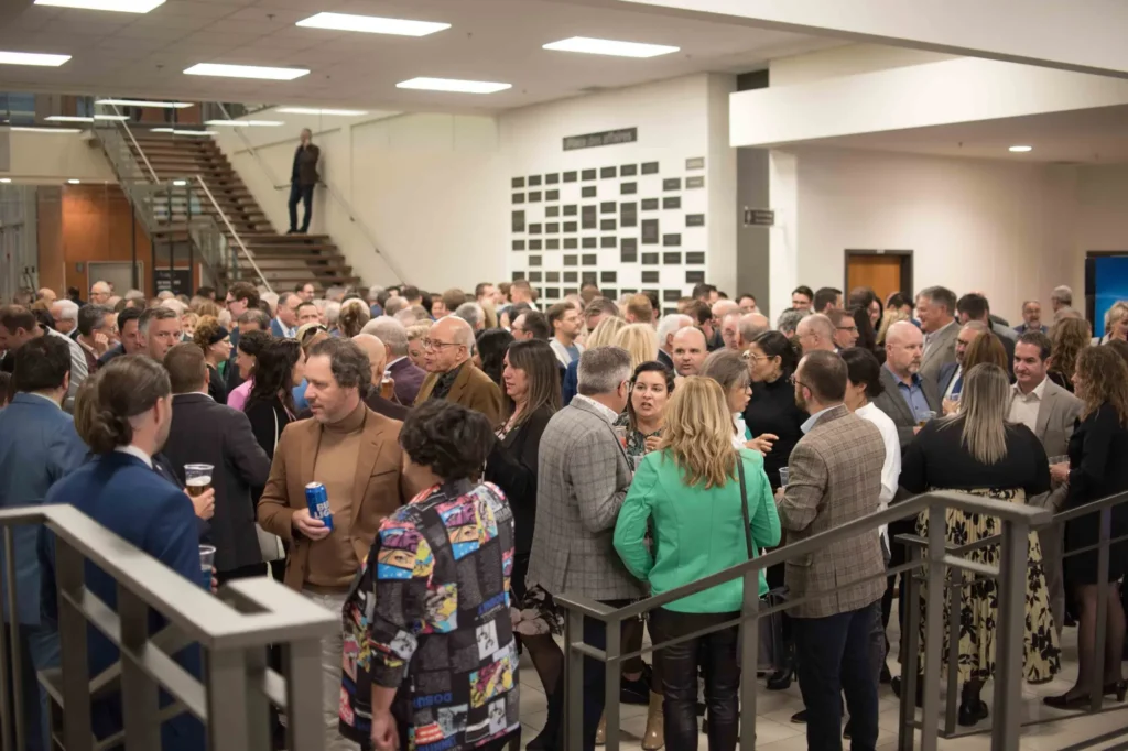 Foule en networking dans un hall moderne
