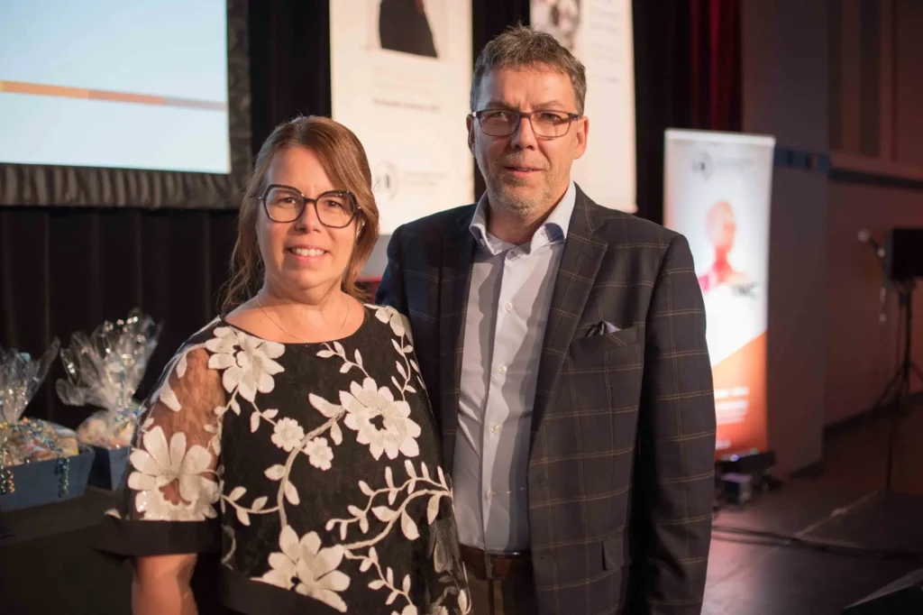 Couple posant lors d’un événement professionnel