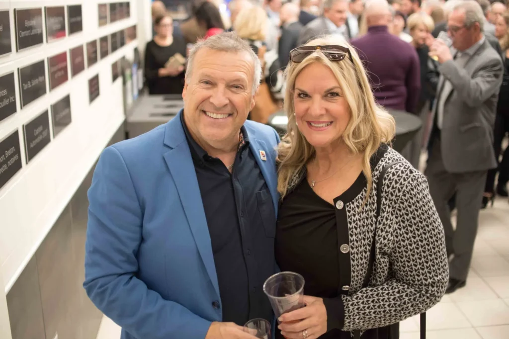 Couple souriant lors d’un événement en intérieur