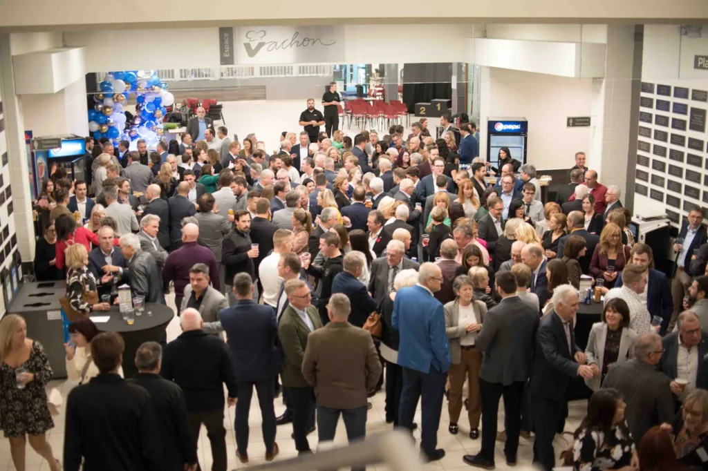Foule lors d’un événement de réseautage en intérieur