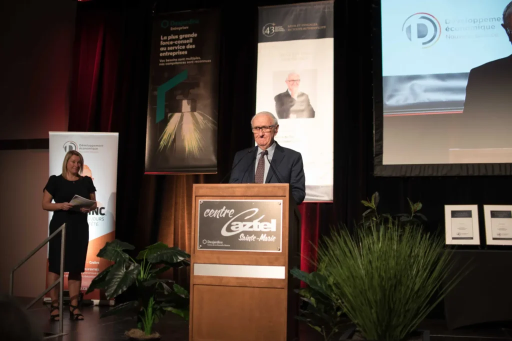 Discours officiel sur scène au Centre Caztel