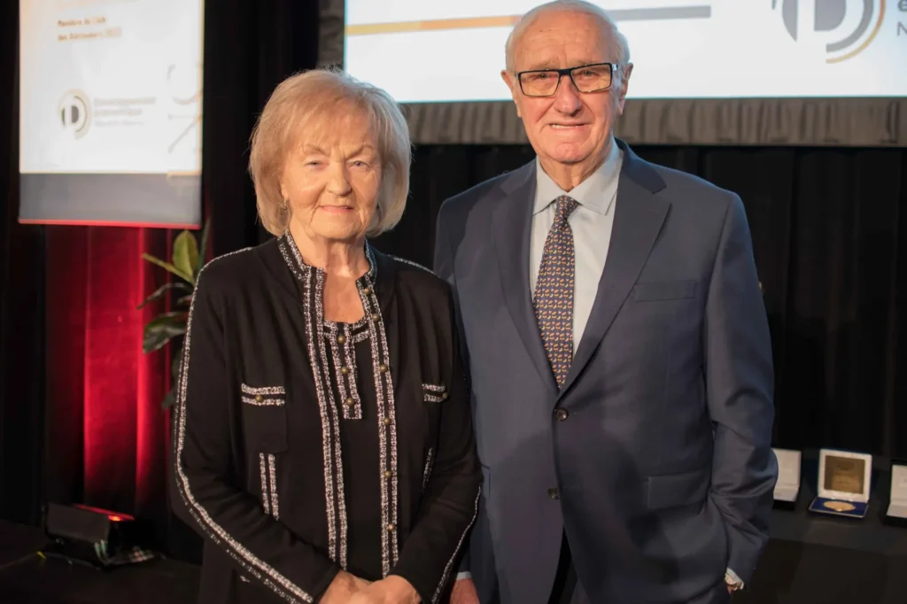Couple âgé élégant lors d’un événement officiel