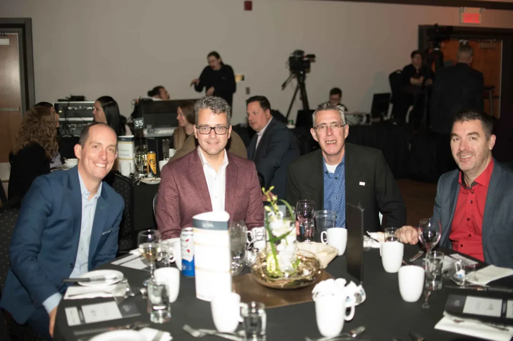 Quatre hommes à un dîner professionnel