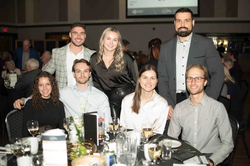 Groupe d’amis lors d’un dîner de gala