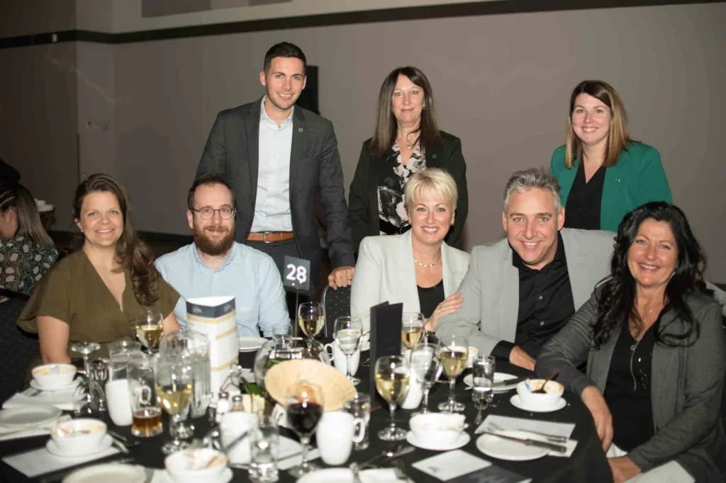 Groupe d'adultes lors d'un dîner formel