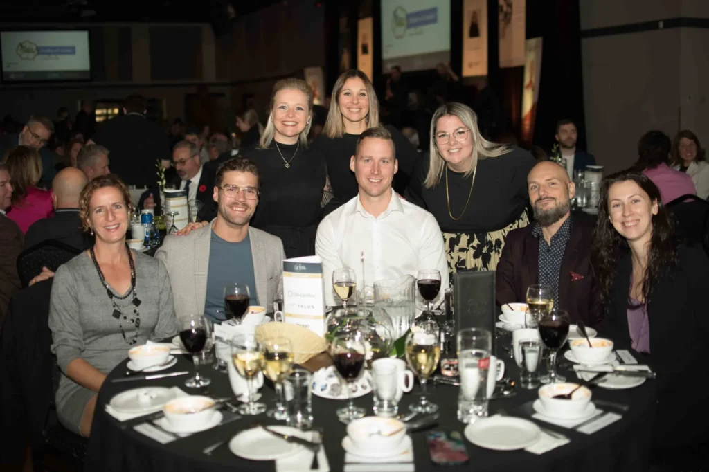 Groupe d'adultes souriants lors d'un dîner de gala
