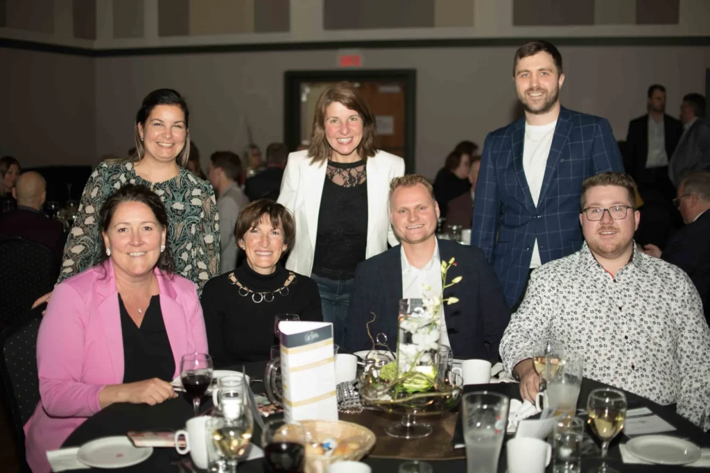 Groupe d’adultes souriant lors d’un dîner événementiel