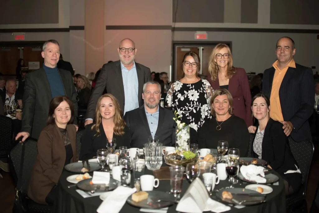 Groupe d’adultes posant lors d’un dîner formel