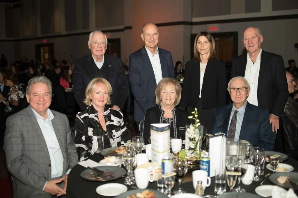Groupe d'adultes lors d'un dîner formel