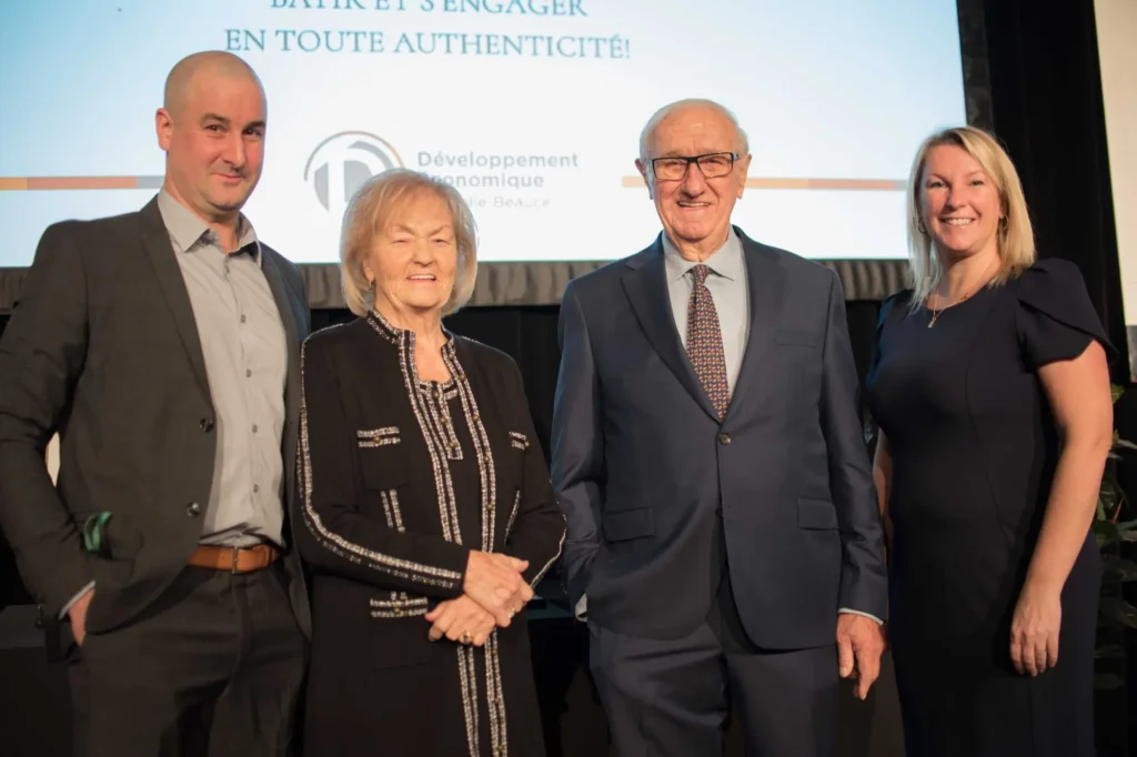 Quatre personnes lors d’un événement économique