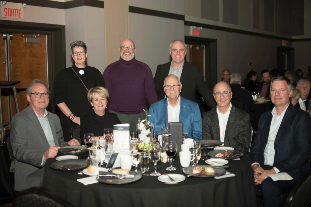 Groupe d’adultes lors d’un dîner formel