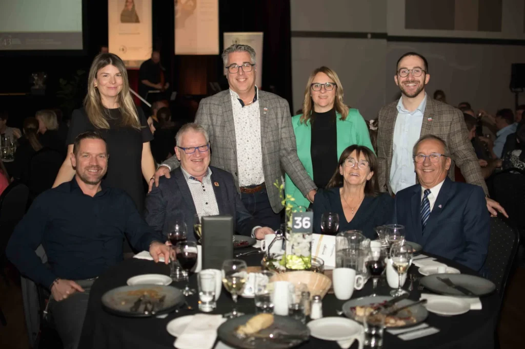 Groupe d’adultes posant lors d’un dîner officiel