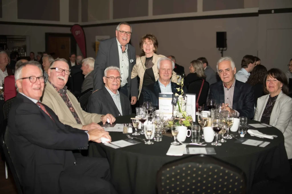 Groupe d’invités lors d’un dîner de gala