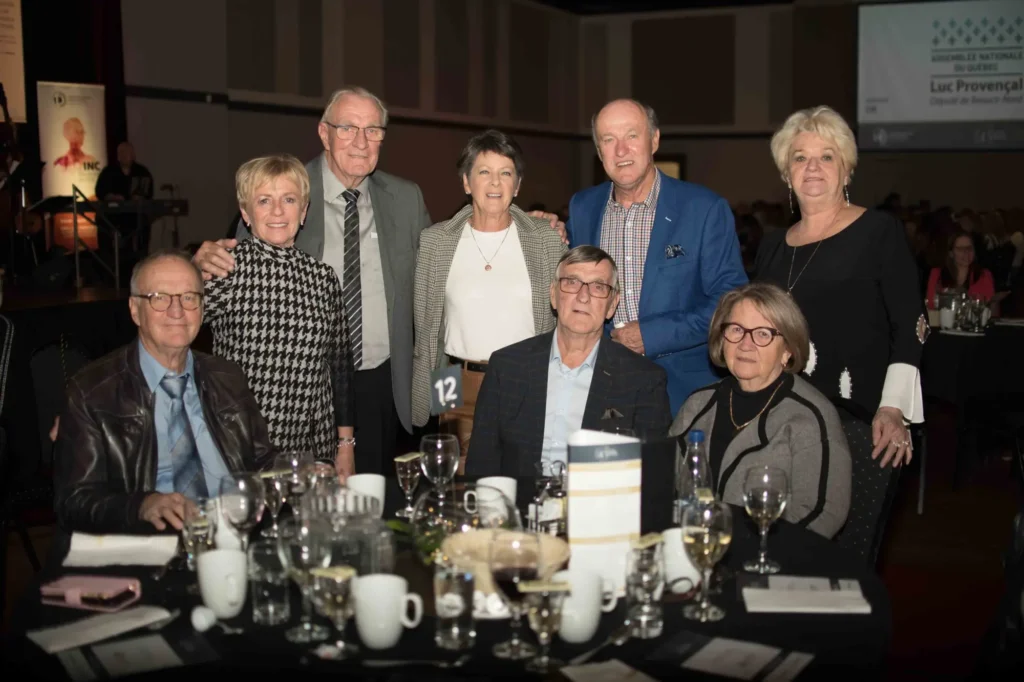 Groupe d’adultes posant lors d’un dîner officiel