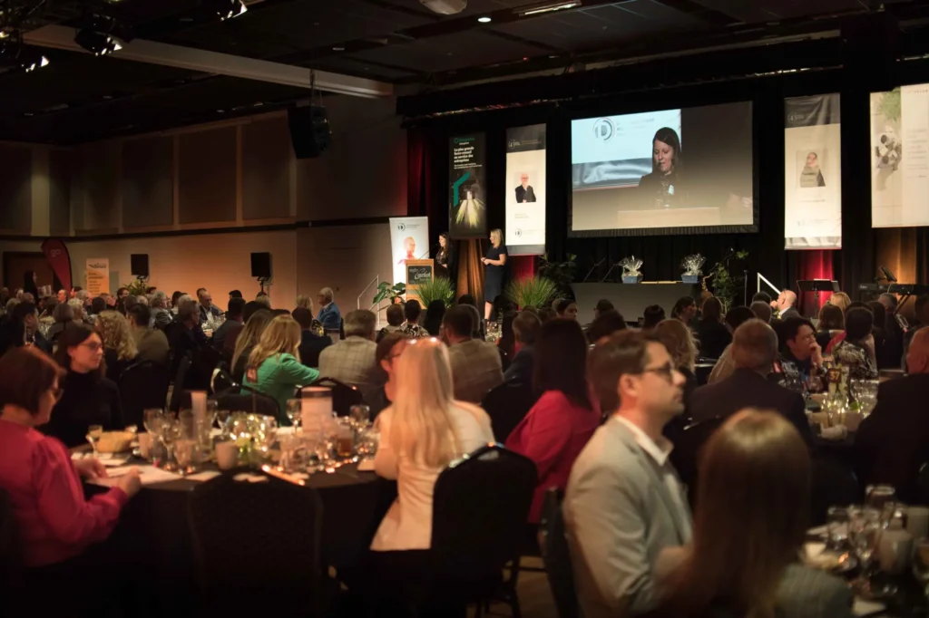 Conférence lors d’un gala avec public et scène