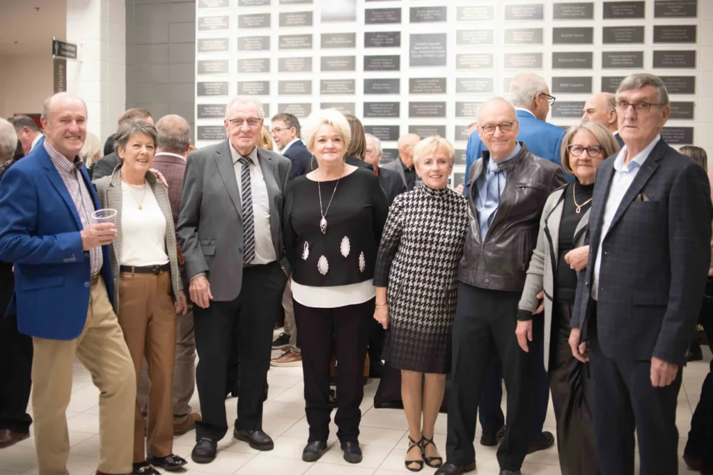 Groupe d’adultes élégants lors d’une réception intérieure