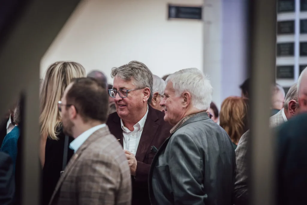 Participants discutant lors d’un événement en intérieur