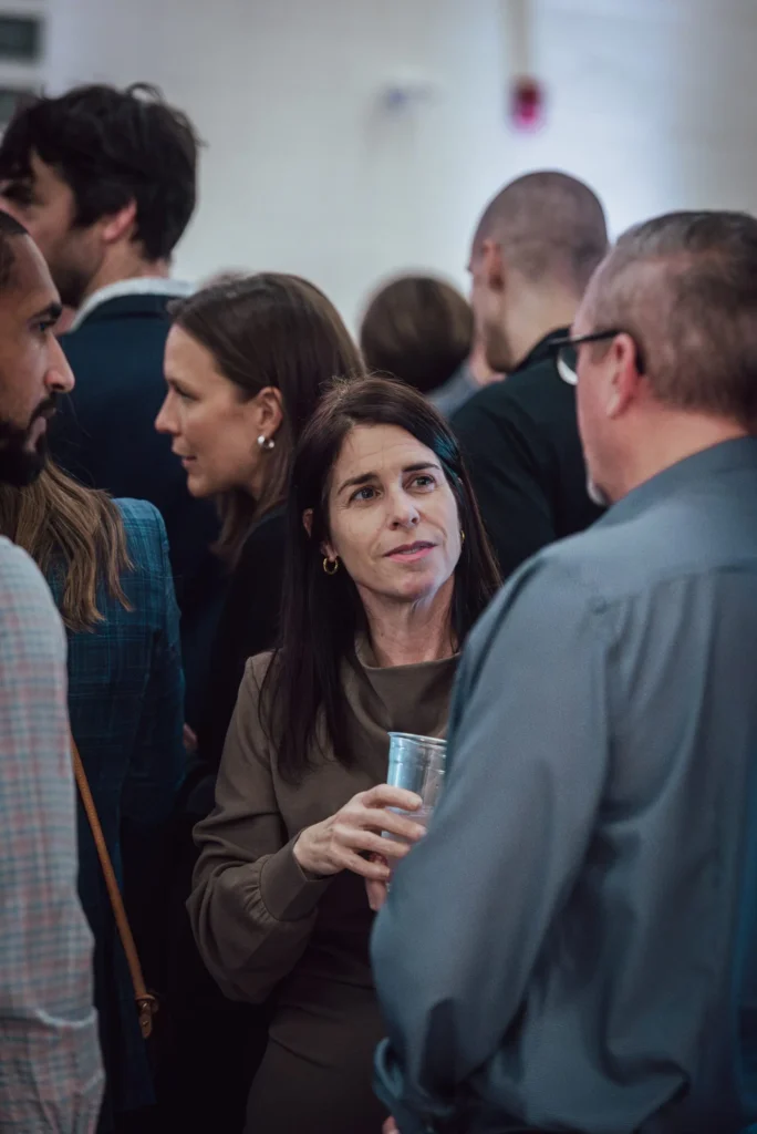 Conversation lors d’un événement professionnel
