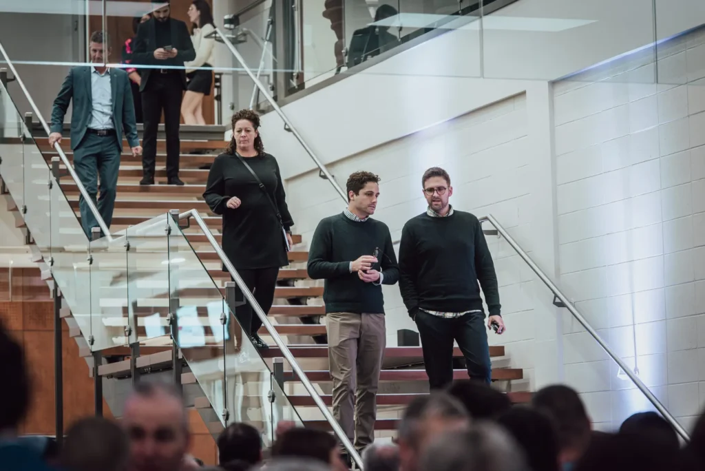 Professionnels descendant un escalier dans un bâtiment moderne