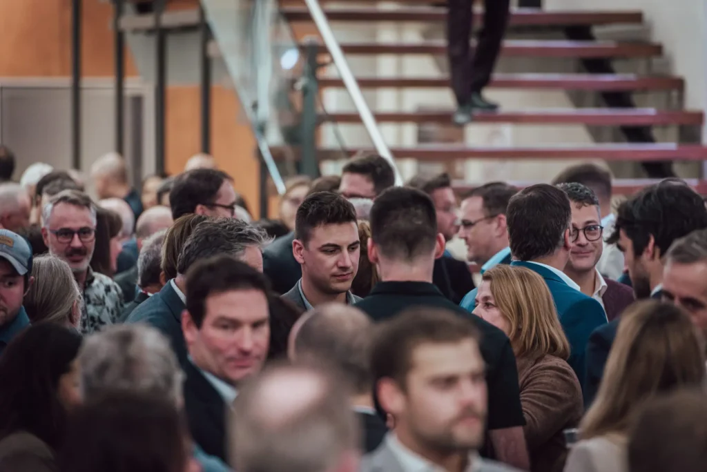 Foule en networking dans un espace intérieur