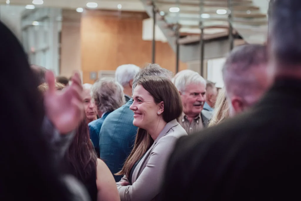 Femme souriante lors d’un événement en intérieur
