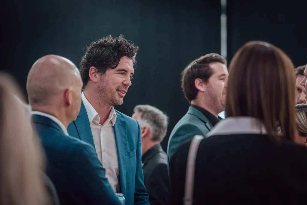 Professionnels échangeant lors d’un événement de réseautage