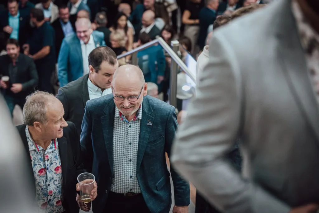 Participants discutant lors d’un événement professionnel animé