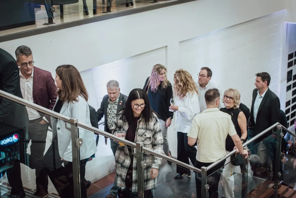 Participants à un événement réseautage dans escalier moderne