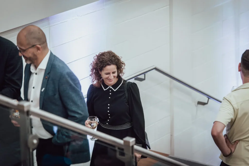 Personnes descendant un escalier lors d’un événement