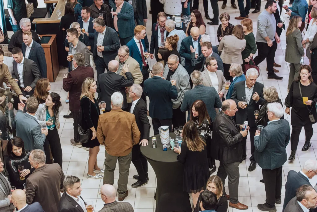 Cocktail professionnel avec invités échangeant autour de tables