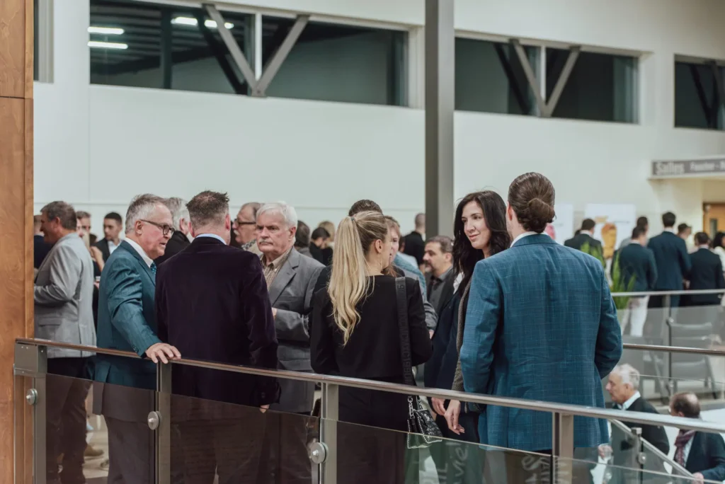 Professionnels discutant lors d’un événement de networking