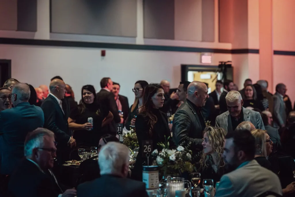 Soirée de gala avec invités en salle