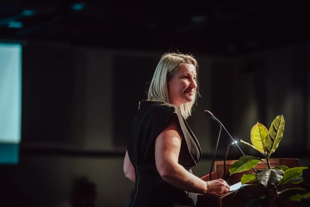 Femme prononçant un discours à un pupitre