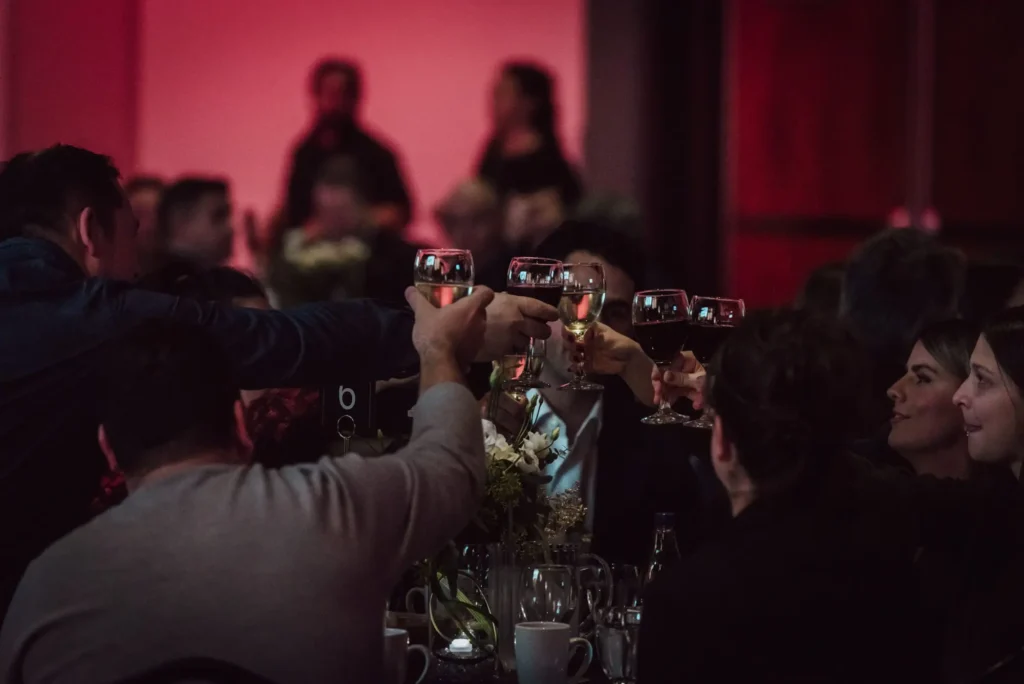 Groupe trinquant avec verres de vin