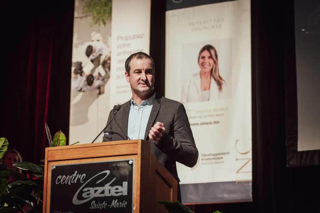 Homme prononçant un discours sur scène