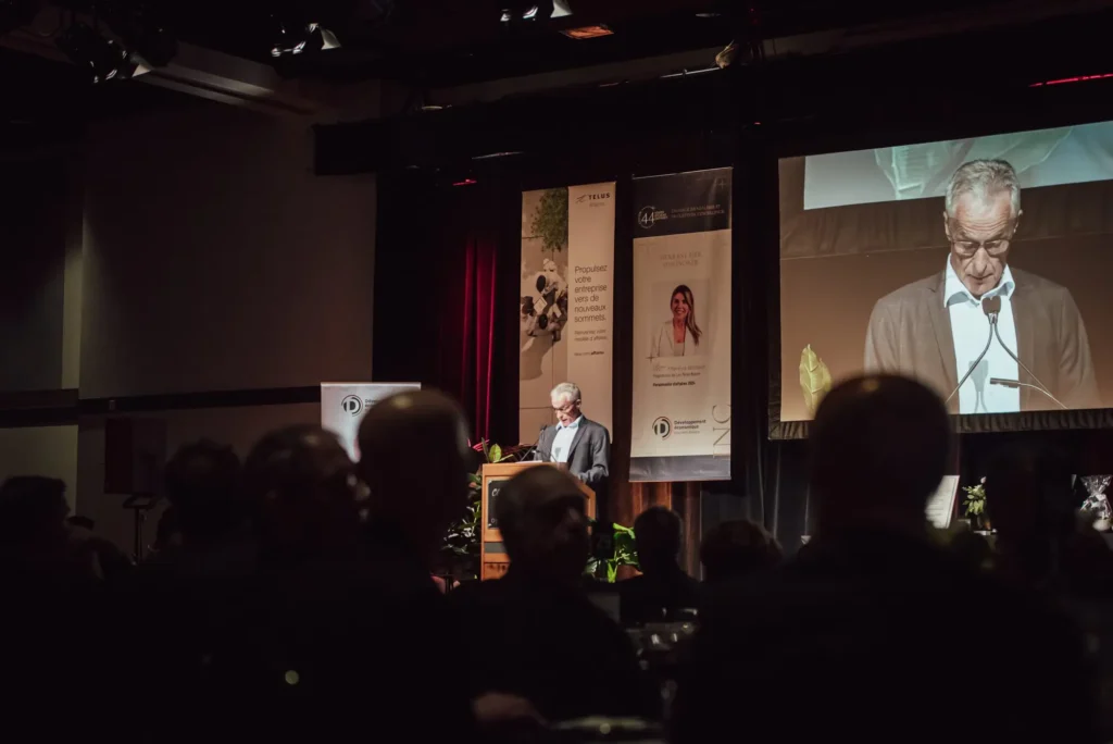 Conférencier au pupitre lors d’un événement professionnel