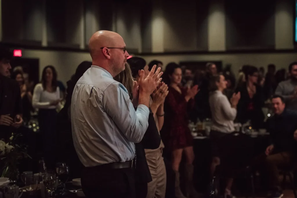 Homme applaudissant lors d’un événement en salle