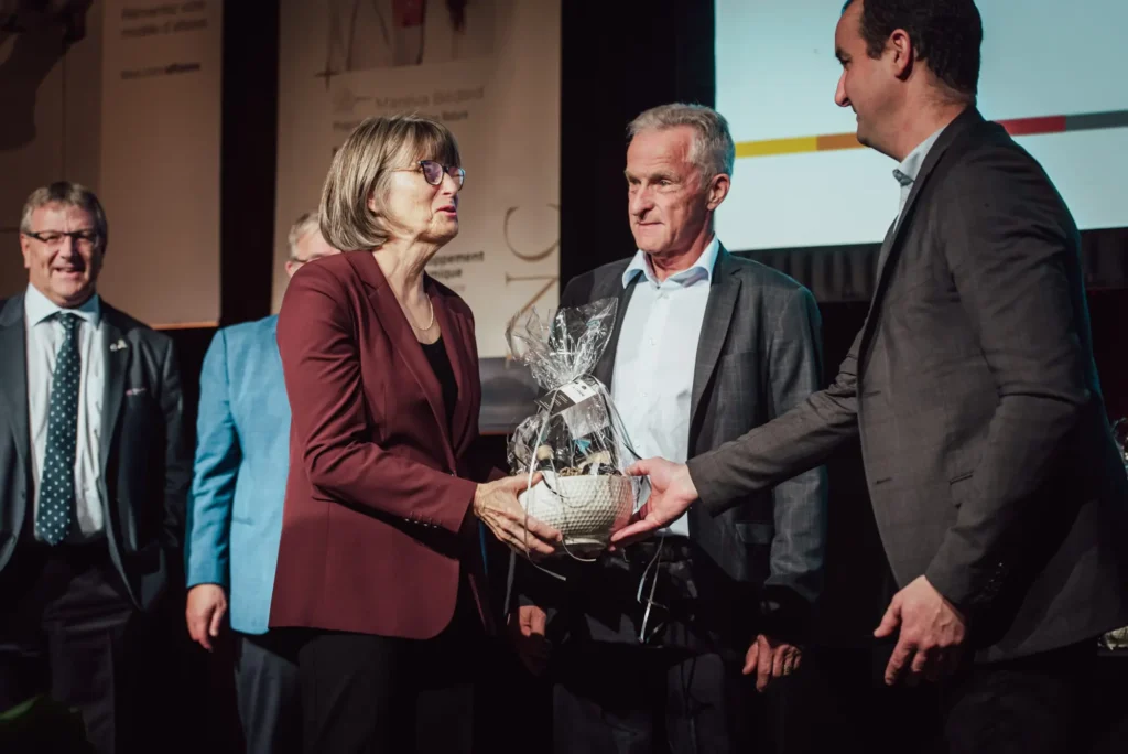 Remise de prix lors d’une cérémonie officielle