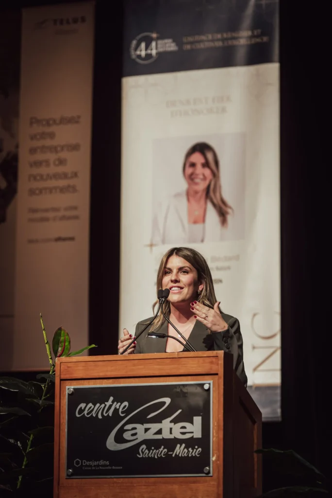 Femme prononçant un discours sur scène