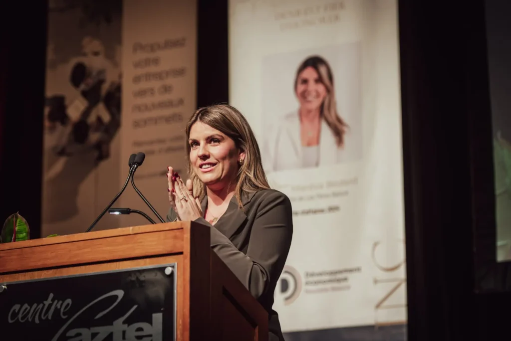 Femme intervenant à un pupitre lors d’une conférence