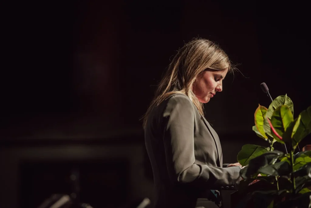 Femme prononçant un discours au pupitre