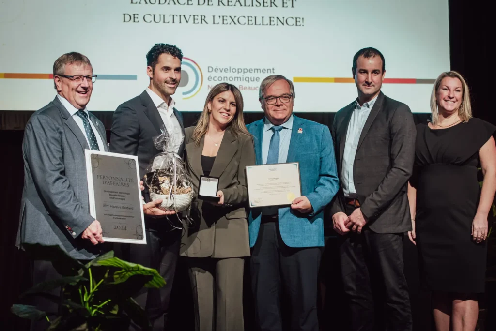 Remise de prix à une équipe d'affaires