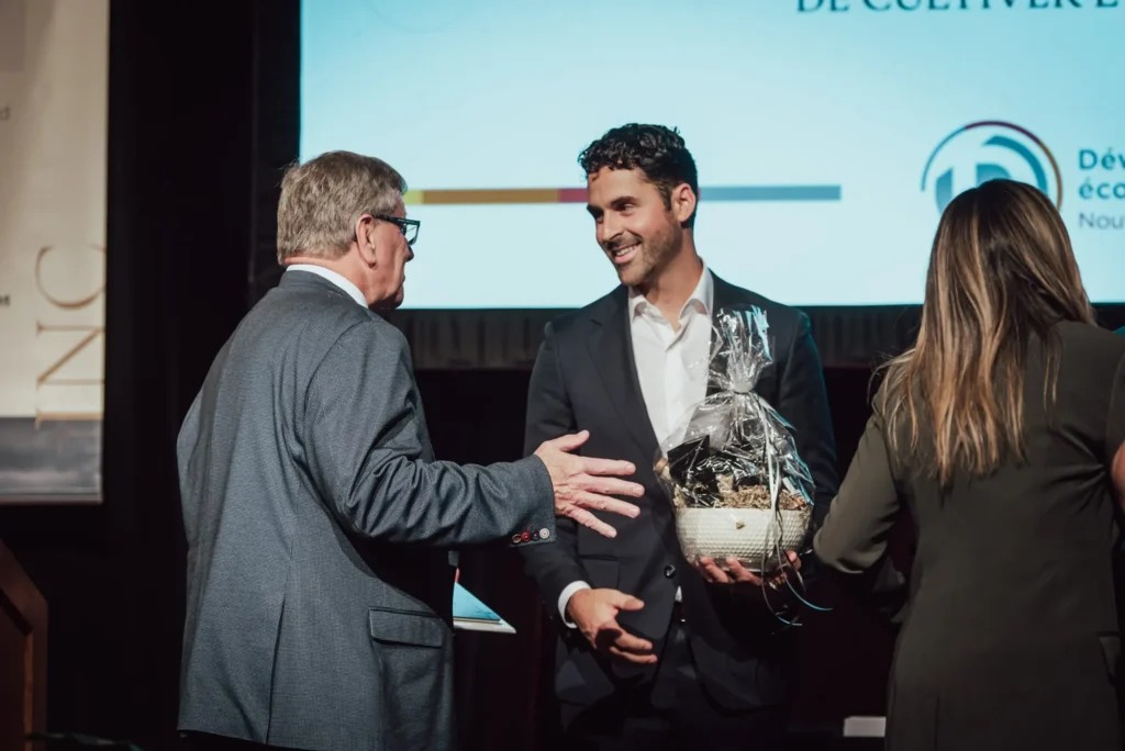 Remise de prix sur scène avec panier cadeau