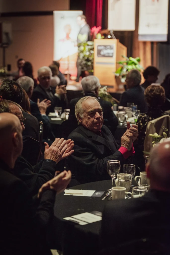Invités applaudissant lors d’un dîner de gala